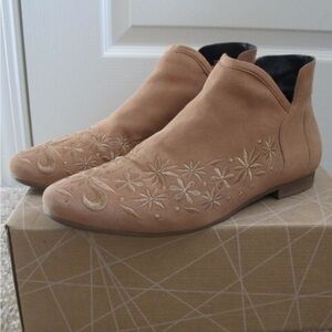 New Anthropologie Bernardo Francine  Suede Embroidered ankle boosts Sz  8
